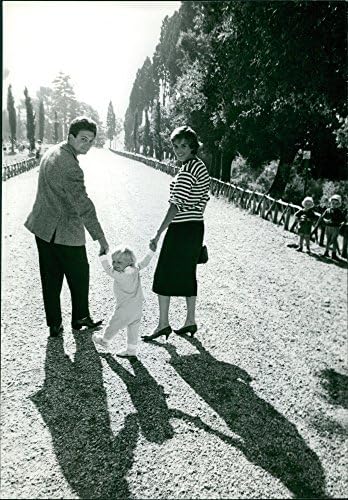Vintage fotó Antonella Lualdi séta a férfi, gyermek.